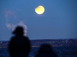 Potret Penantian Super Blue Blood Moon di Berbagai Negara