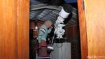 Foto: Aksi Warga Meneropong Gerhana Bulan