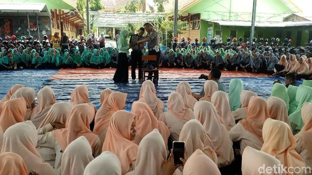 Para pelajar diajak main sulap/