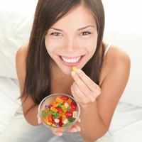 Gummy bears, atau permen jelly perlu dihindari sebisa mungkin karena teksturnya juga lengket dan bisa mengendap di gigi selama berjam-jam. Foto: Thinkstock