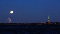Super blood blue moon bersanding dengan Patung Liberty (Foto: REUTERS/Eduardo Munoz)