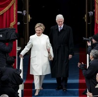 Tak sedikit pula yang menyebut Melania meniru gaya Hillary Clinton. Gaya serupa beberapa kali terlihat beberapa kali menemani penampilan Hillary. Salah satunya saat pelantikan Donald Trump sebagai presiden ke-45 AS. Foto: Getty Images