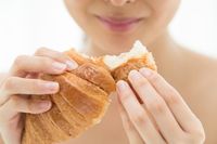 4 Langkah Cara Makan Croissant yang Benar
