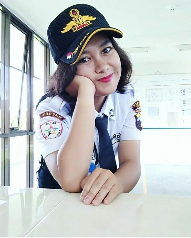 Yayang Riyanti merupakan seorang satpam wanita di PT Bintang Indokarya Gemilang, Brebes. Foto: Instagram