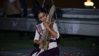 Seniman Ayu Laksmi menghibur Menteri Pariwisata Arief Yahya dan jajarannya. Dia membawakan beberapa lagu bertema alam semesta (dok Kemenpar)
