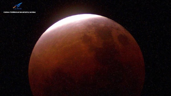 Penampakan Blood Moon di Garut hingga Ternate