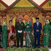 Presiden Joko Widodo (Jokowi) dan Ibu Negara Iriana menghadiri resepsi pernikahan anggota Grup A Paspampres, Pratu Dora Wisnu Agung dengan Dara Deswantari pada awal Januari 2018. Saat itu Iriana terlihat memadukan tunik dan kain batik motif buketan dengan tas Lady Dior. Foto: Biro Pers Setpres