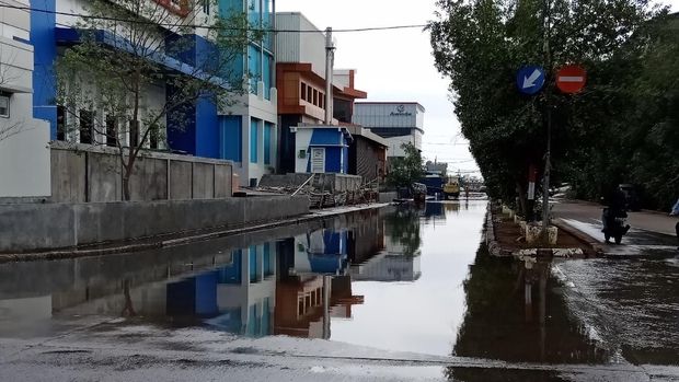Jelang Super Blue Blood Moon, Banjir Rob Rendam Muara Baru Jakut
