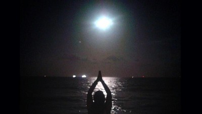 Foto: Indahnya Olahraga Yoga di Bawah Cahaya Terang Supermoon