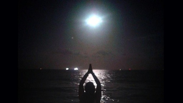 Foto: Indahnya Olahraga Yoga di Bawah Cahaya Terang Supermoon