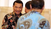 Kepala Staf Kepresidenan Moeldoko ikut mendampingi Presiden.
