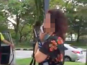 Parkiran Penuh, Emak-emak Ini Pesan Lahan Parkir untuk Anaknya