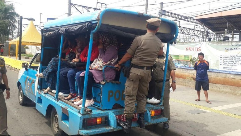 Mobil Satpol PP Kembali Gantikan TransJ Explorer Angkut Warga Mobil Satpol PP Kembali Gantikan TransJ Explorer Angkut Warga