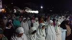 Salat dan Gema Selawat Warga Ramaikan Masjid Saat Gerhana Bulan