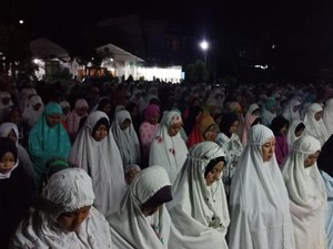 Syahdu, Warga Tarakan Salat Jemaah Beratapkan Gerhana Bulan