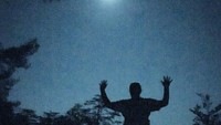 Beberapa praktisi yoga percaya energi dari supermoon dapat bermanfaat positif untuk kesehatan mental. (Foto: Instagram/yogawithaprildawn)