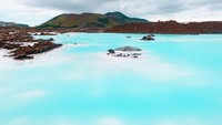 Air di kolam ini selalu diperbarui setiap dua hari. Air panas ini juga menjadi sumber pembangkit listrik tenaga geothermal. Suhu air di Blue Lagoon sekitar 37-37 derajat Celcius, sehingga sangat nyaman untuk berendam (Thinkstock)