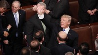 Pidato kenegaraan atau State of the Union pertama disampaikan Trump di hadapan para anggota Kongres AS pada Selasa (30/1) malam waktu AS. Dalam foto terlihat Trump melambaikan tangan saat memasuki lokasi pidato di House Chamber, Capitol. Foto: REUTERS/Jonathan Ernst