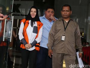 Kerudung Hitam Bupati Cantik Rita Widyasari
