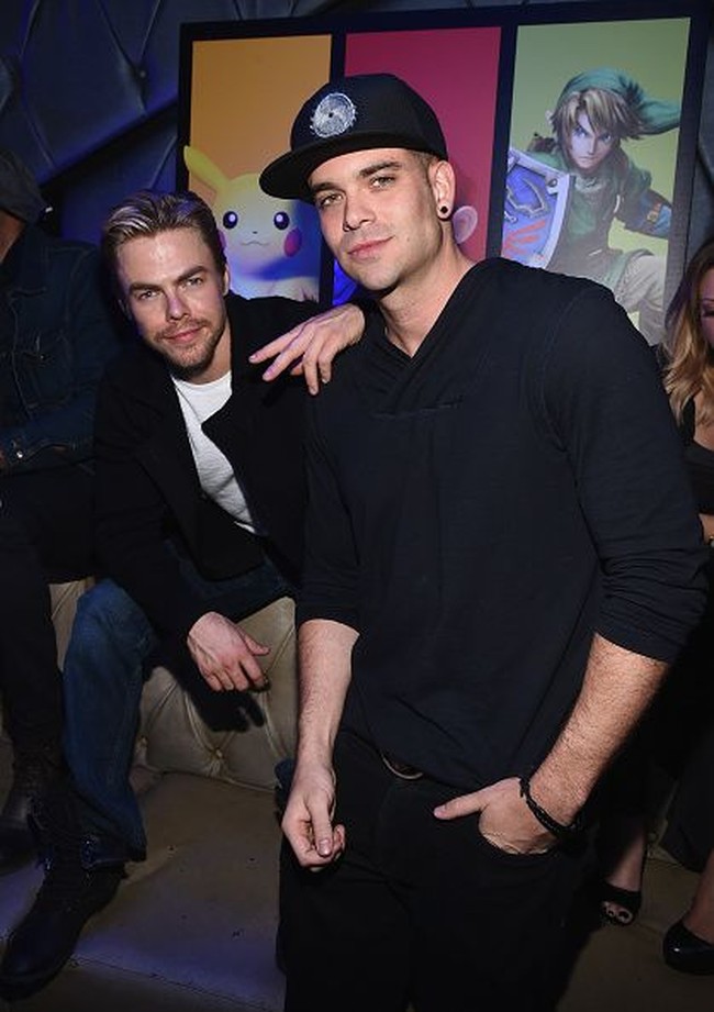 Dengan sweater hoodie, celana jeans serba hitam, topi trucker, gaya Mark Salling sudah cukup keren. Foto: Getty Images