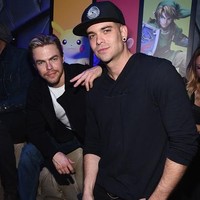 Dengan sweater hoodie, celana jeans serba hitam, topi trucker, gaya Mark Salling sudah cukup keren. Foto: Getty Images
