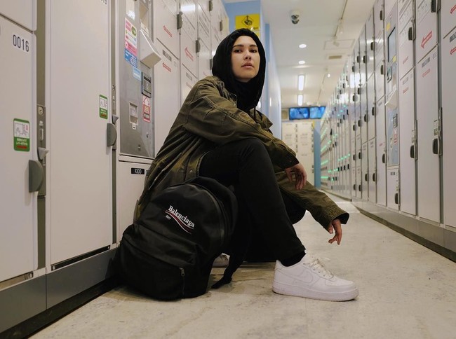 Untuk kamu yang tak terlalu suka tampil feminin, gaya Rani Hatta bisa jadi inspirasi. Saat berlibur di Jepang, Rani Hatta tampil maskulin dengan jaket army dan sepatu sneakers putih. Foto: Instagram
