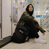 Untuk kamu yang tak terlalu suka tampil feminin, gaya Rani Hatta bisa jadi inspirasi. Saat berlibur di Jepang, Rani Hatta tampil maskulin dengan jaket army dan sepatu sneakers putih. Foto: Instagram