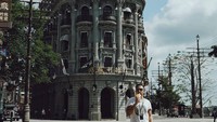 Bertandang ke Tiongkok, Ringgo berpose santai di depan Movie Town Haikou sambil menyeruput minuman dingin. Segar ya!