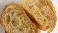 Ini dia penampakan tekstur di bagian dalam croissant original. Lihat lubang-lubang di dalamnya berbentuk seperti sarang lebih. Foto: Instagram Dominique Ansel