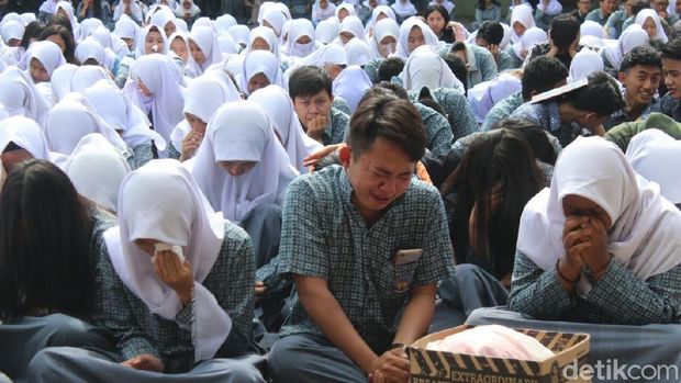 pelajar yang menangis