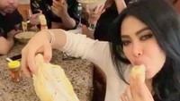 Meskipun memiliki badan yang mungil, ternyata Syahrini juga doyan makan durian. Beberapa waktu lalu ia pun pernah mengunggah videonya sedang menikmati durian. Foto: Istimewa