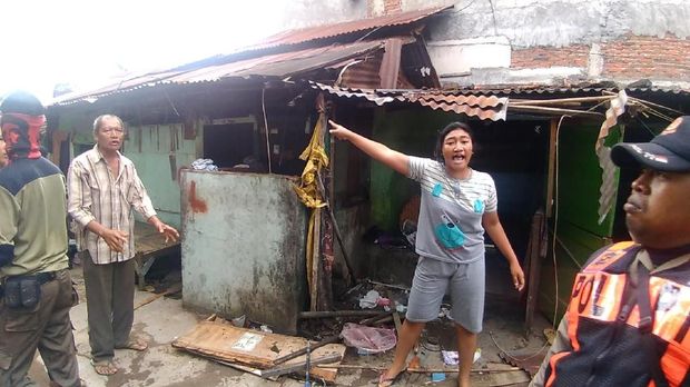 Salah seorang warga protes kepada Satpol PP