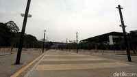 Jalur pedestrian ini juga dilengkapi dengan lampu taman yang indah.