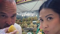 Penyanyi Anggun dan suami ternyata sangat gemar makan durian. Terlihat dirinya sedang pergi ke Malaysia dan mencicip durian dengan warna kuning dengan rasa manis. Yummy! Foto: Istimewa