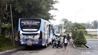 Kursi-kursi bus inilah yang dibalut sarung berwarna biru, dilengkapi busa yang empuk dan bisa disetel, sehingga penumpang dapat selonjoran kaki selama dalam perjalanan. Tak boleh ada penumpang yang berdiri di dalam bus selama perjalanan. 
