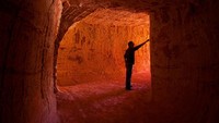 Pada tahun 1981 penduduk lokal bernama Umberto Coro untuk pertama kalinya membuat hotel di kota tersebut. Saat ini banyak wisatawan asing yang berlibur ke Coober Pedy. (Thinkstock)