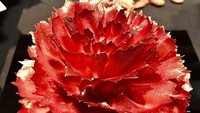 The chocolate flower!, tulis Amaury di laman instagram pribadinya. Menurutnya membuat cokelat bentuk bunga itu mudah. Keren, ya! Foto: Instagram @amauryguichon
