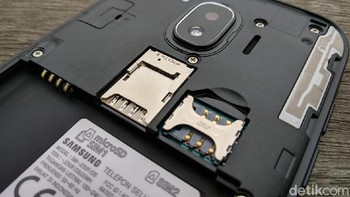 Terdapat dua slot SIM Card dan satu slot MicroSD. Foto: Adi Fida Rahman/detikINET