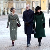 Sementara itu, Putri Victoria memilih mantel bergaya army-look dengan model kancing ganda lengkap dengan sabuknya karya desainer lokal Ida Sjöstedt, serta velvet ankle boots merah. (Foto: Getty Images)