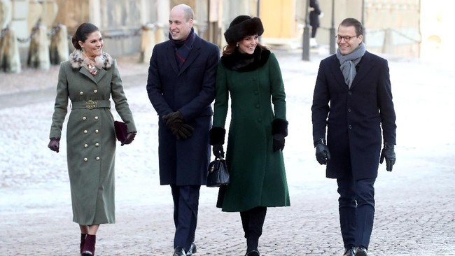 Sementara itu, Putri Victoria memilih mantel bergaya army-look dengan model kancing ganda lengkap dengan sabuknya karya desainer lokal Ida Sjöstedt, serta velvet ankle boots merah. (Foto: Getty Images)