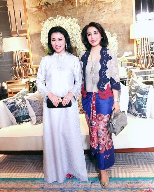 Sendy Yusuf, istri dari angota DPR RI, Dede Yusuf, yang aktif mengkampanyekan batik, tampak tampil stylish saat berpose bersama seorang temannya. Sendy memadukan batik sutra asal Cirebon dengan tas Chanel seri Boy Bag seharga US$ 5.300. Foto: Dok. Instagram Sendy Yusuf