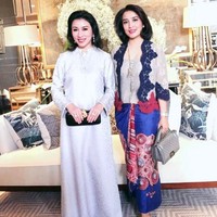 Sendy Yusuf, istri dari angota DPR RI, Dede Yusuf, yang aktif mengkampanyekan batik, tampak tampil stylish saat berpose bersama seorang temannya. Sendy memadukan batik sutra asal Cirebon dengan tas Chanel seri Boy Bag seharga US$ 5.300. Foto: Dok. Instagram Sendy Yusuf