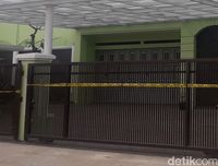 Momen Bos SBL Mejeng Bareng Motor dan Mobil Mewah di Rumahnya