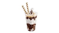 Apakah kamu merasa panas? Bagamana dengan Top Sundae?, cuit akun Twitter McDonalss Brasil. Sundaenya dilengkapi dengan kue pirouettes yang bentuknya mirip astor. Foto: Istimewa