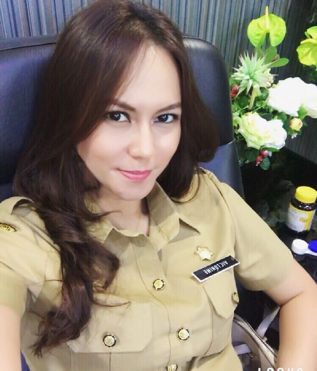 Mengenakan seragam kerja, wanita asal Manado ini pun terlihat memesona. Foto: Instagram