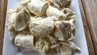 Dona Agnesia ternyata juga menyukai durian. Hmm, duriannya pasti bikin ngiler netizen. Foto: Istimewa