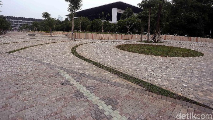 Setelah direnovasi, kini pedestrian maupun taman di kawasan Gelora Bung Karno (GBK) Senayan, Jakarta, Kamis (01/02/2018), kini terlihat lebih keren dan asri.