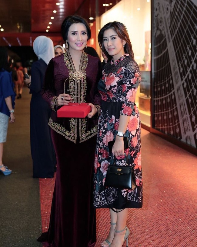 Aliya Rajasa adalah istri dari Edhie Baskoro Yudhoyono atau Ibas, anggota DPR RI yang dikenal sebagai putra mantan presiden Soesilo Bambang Yudhoyono. Berfoto bersama sesama istri anggota DPR yaitu istri Dede Yusuf, Sendy Yusuf, putri dari Hatta Rajasa itu terlihat stylish dalam balutan dress floral dan tas Hermes Kelly yang harganya mencapai lebih dari Rp 200 jutaan. Foto: Instagram