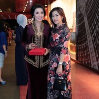 Aliya Rajasa adalah istri dari Edhie Baskoro Yudhoyono atau Ibas, anggota DPR RI yang dikenal sebagai putra mantan presiden Soesilo Bambang Yudhoyono. Berfoto bersama sesama istri anggota DPR yaitu istri Dede Yusuf, Sendy Yusuf, putri dari Hatta Rajasa itu terlihat stylish dalam balutan dress floral dan tas Hermes Kelly yang harganya mencapai lebih dari Rp 200 jutaan. Foto: Instagram