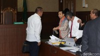 Setya Novanto berbincang dengan Chairuman usai sidang.